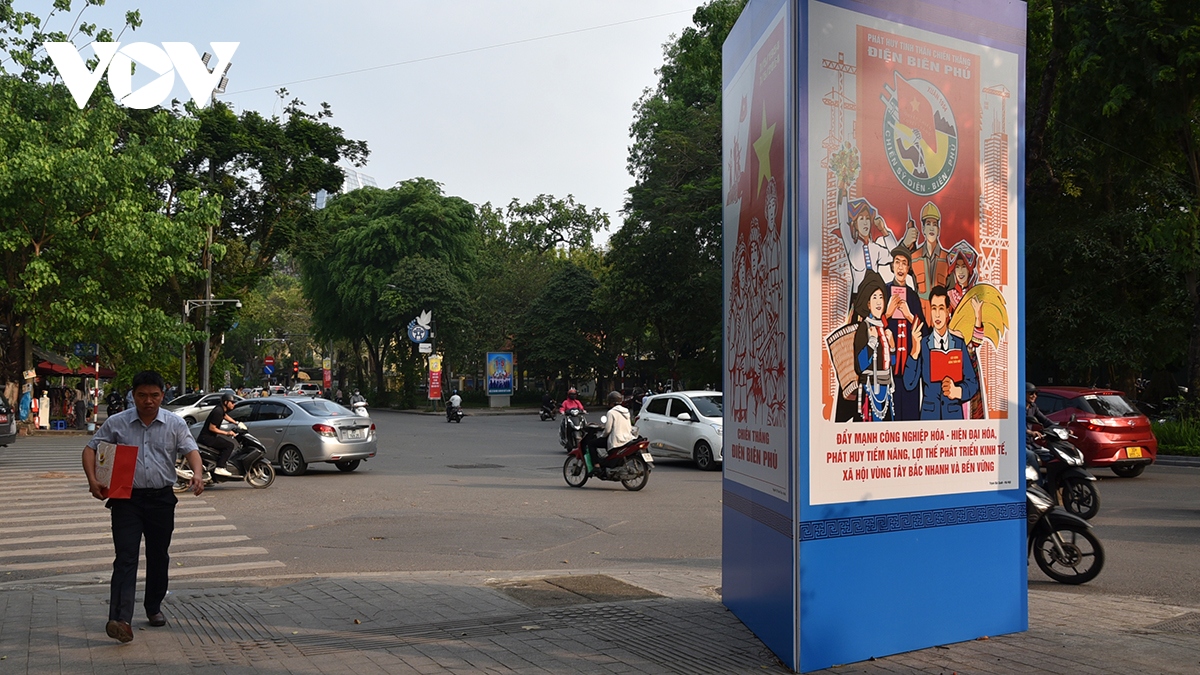 Đường phố Thủ đô Hà Nội cờ hoa rực rỡ chào mừng đại lễ